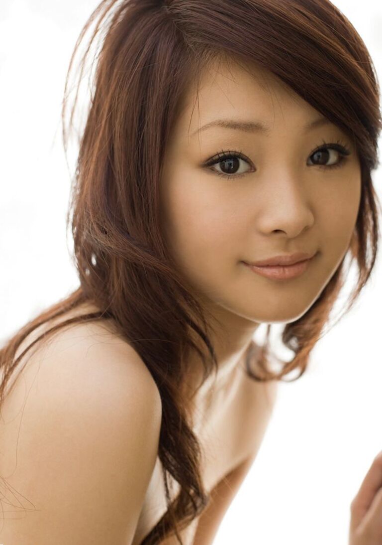 16P Die süße japanische Teenagerin Suzuka Ishikawa schiebt ihr Höschen zur Seite, um ihren Busch freizulegen