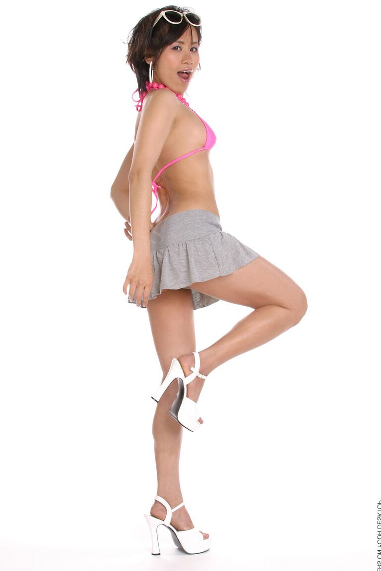 15P A garota asiática solo Ting faz um strip-tease sexy de salto branco