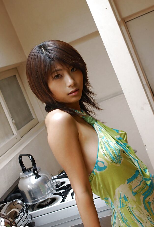 15P La hottie asiática Rin Suzuka descubriendo sus tetas y quitándose las bragas