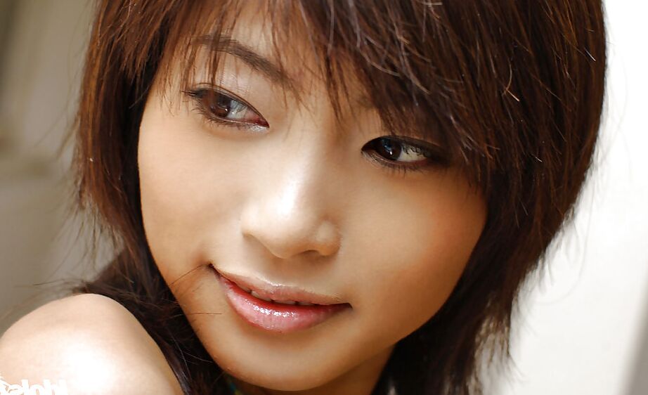 15P La hottie asiática Rin Suzuka descubriendo sus tetas y quitándose las bragas