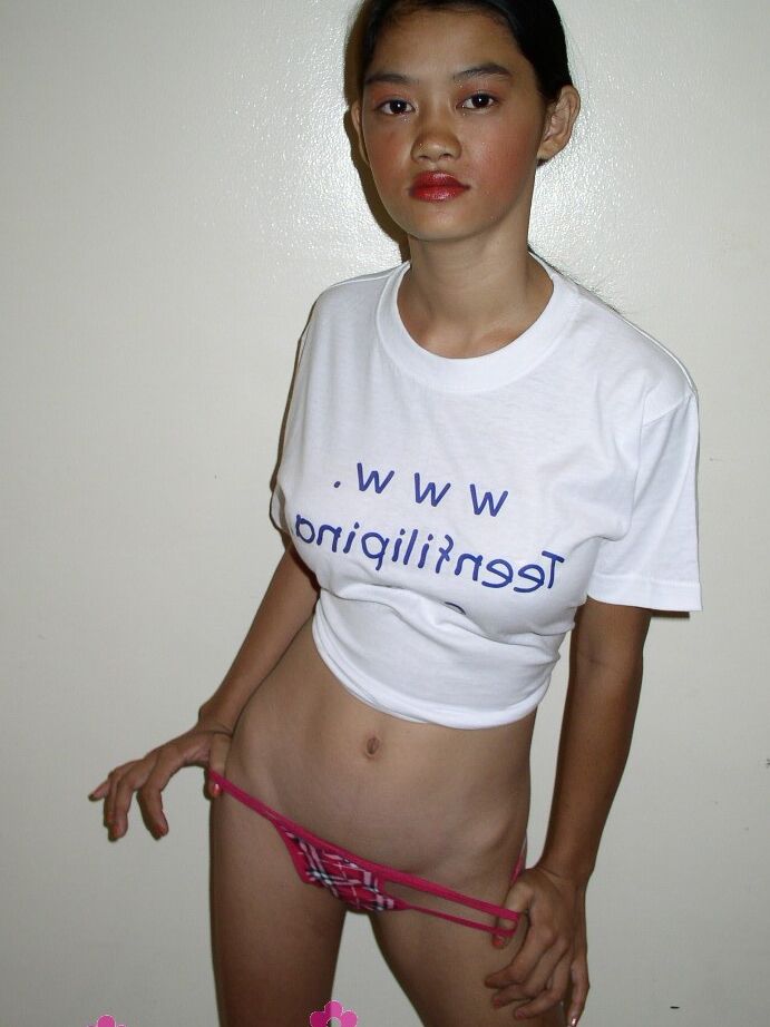 16P Sexy Alma Chua torce seus seios poderosos