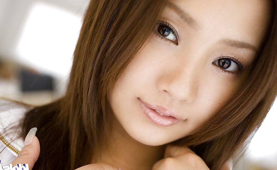 16P La deslumbrante joven asiática Rika Aiuchi descubriendo sus grandes tetas y su coño peludo