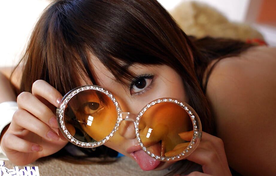 16P Hikaru Koto, une jeune asiatique coquine, se déshabille et s'amuse