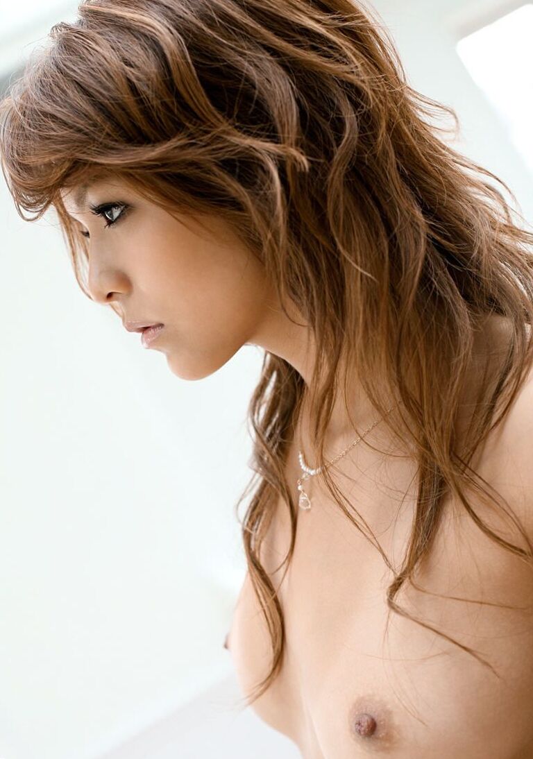 16P La belle adolescente japonaise Marylin se met totalement nue de manière sensuelle