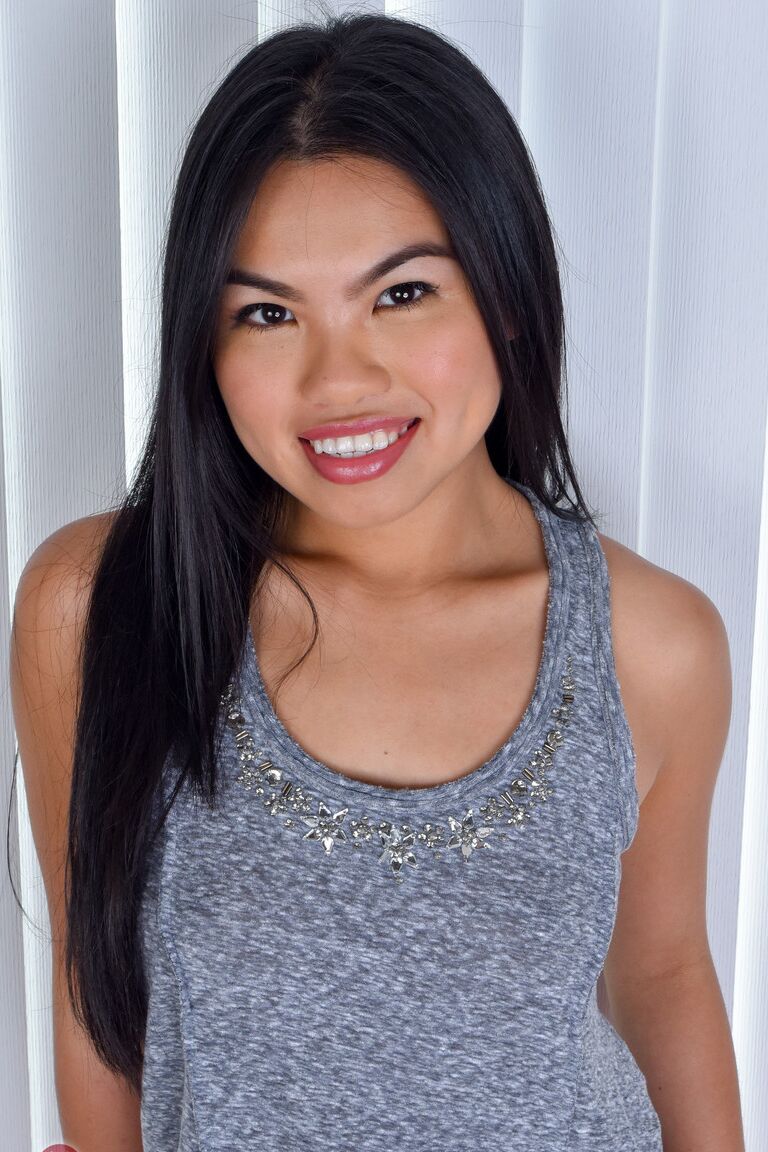 21P Cindy Starfall, jolie asiatique aux petits seins, montre son cul et ses trous parfaits.