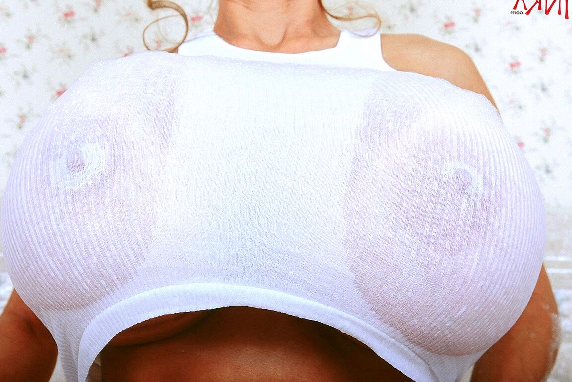 16P La asiática mayor Minka desnuda su coño recortado y sus tetas gigantes en una bañera
