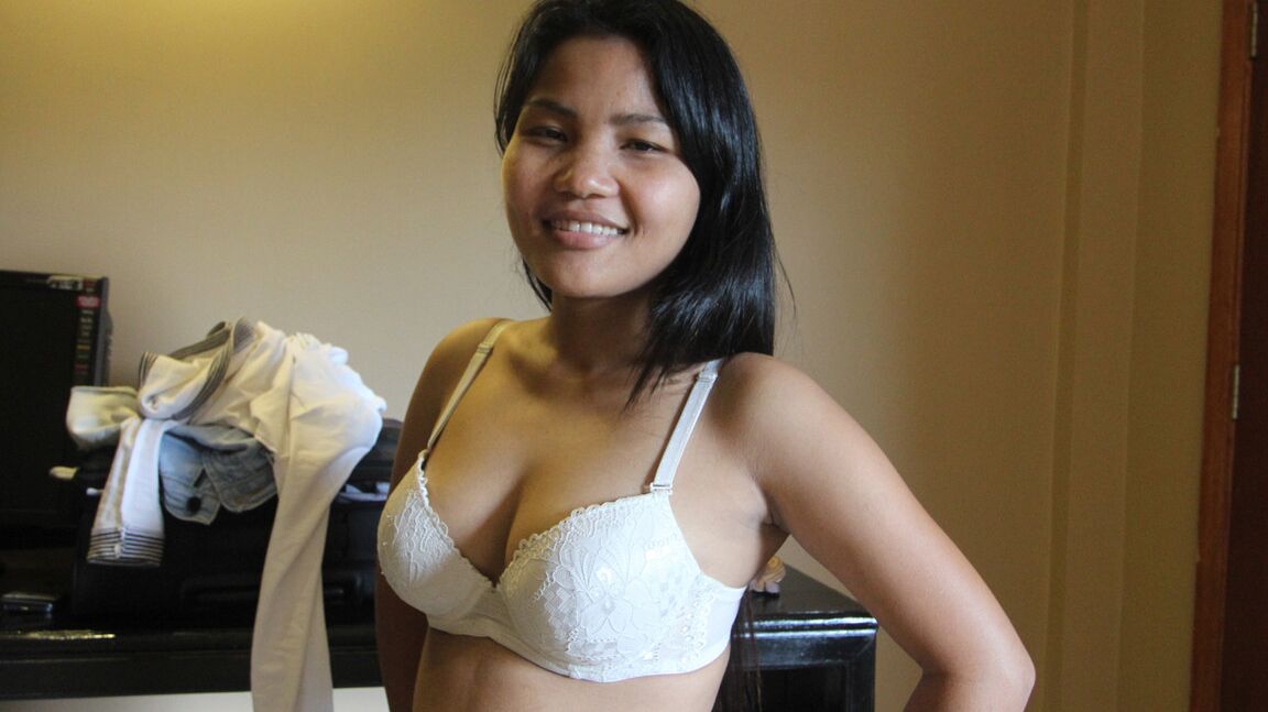 15P Asiática amateur de coño afeitado se folla a un turista sexual en perspectiva POV