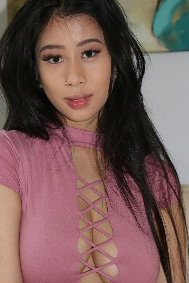 16P A bela asiática Jade Kush mostra com orgulho sua buceta molhada na estreia de modelo nua