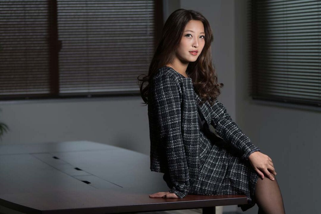Die 20P asiatische Bürodame Emiri Momota lässt sich von einem Praktikanten ihre haarige Muschi vollsahnen