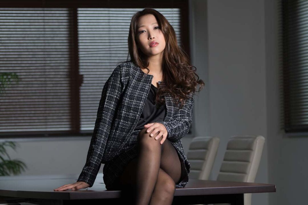 Die 20P asiatische Bürodame Emiri Momota lässt sich von einem Praktikanten ihre haarige Muschi vollsahnen