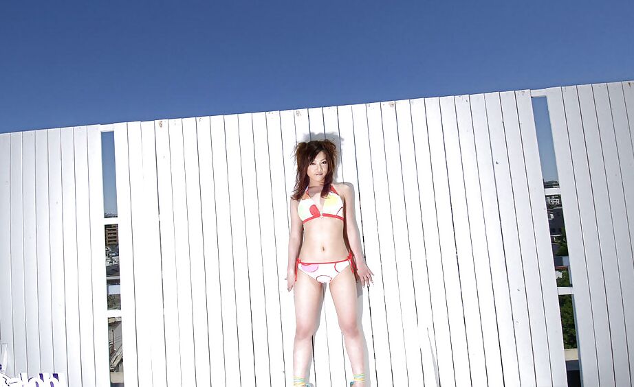 15P La asiática foxy de culo pequeño mai kitamura se quita el bikini