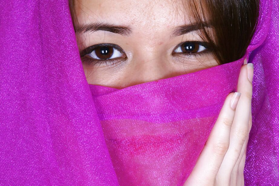 16P Dançarina do ventre asiática safada Marinheiro revelando seios pequenos sob a roupa