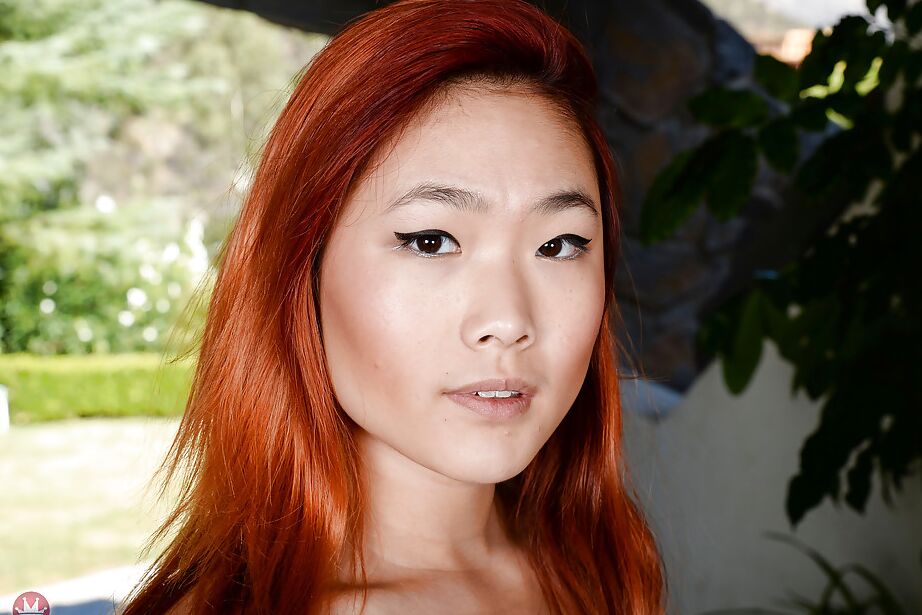 16P Lea Hart, amatrice asiatique rousse, exhibe sa chatte rasée en extérieur.