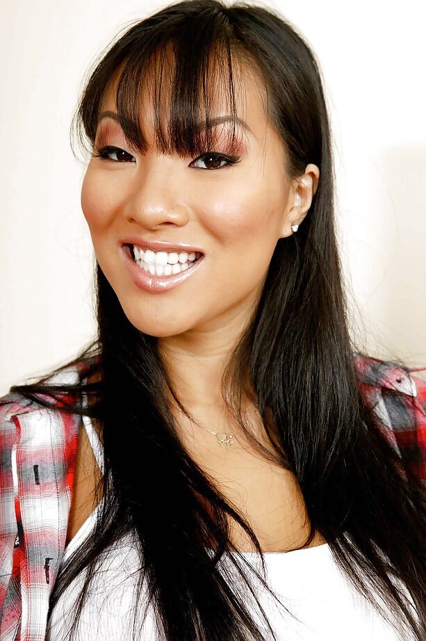 16P A pornstar asiática Asa Akira tira a roupa para tocar sua buceta
