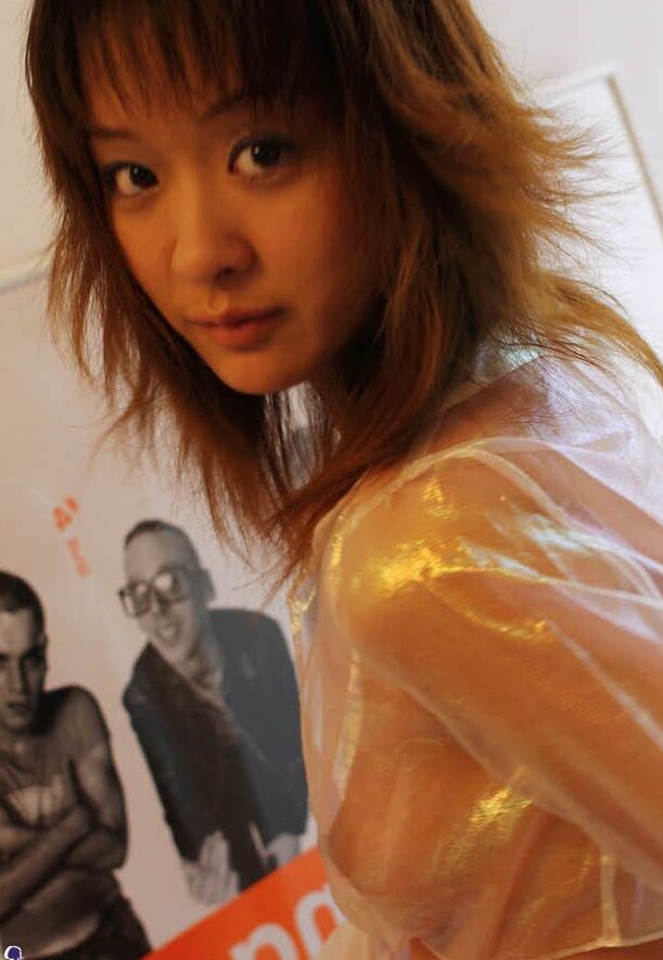 16P La chica japonesa solitaria Izumi expone su arbusto mientras se cambia la tanga