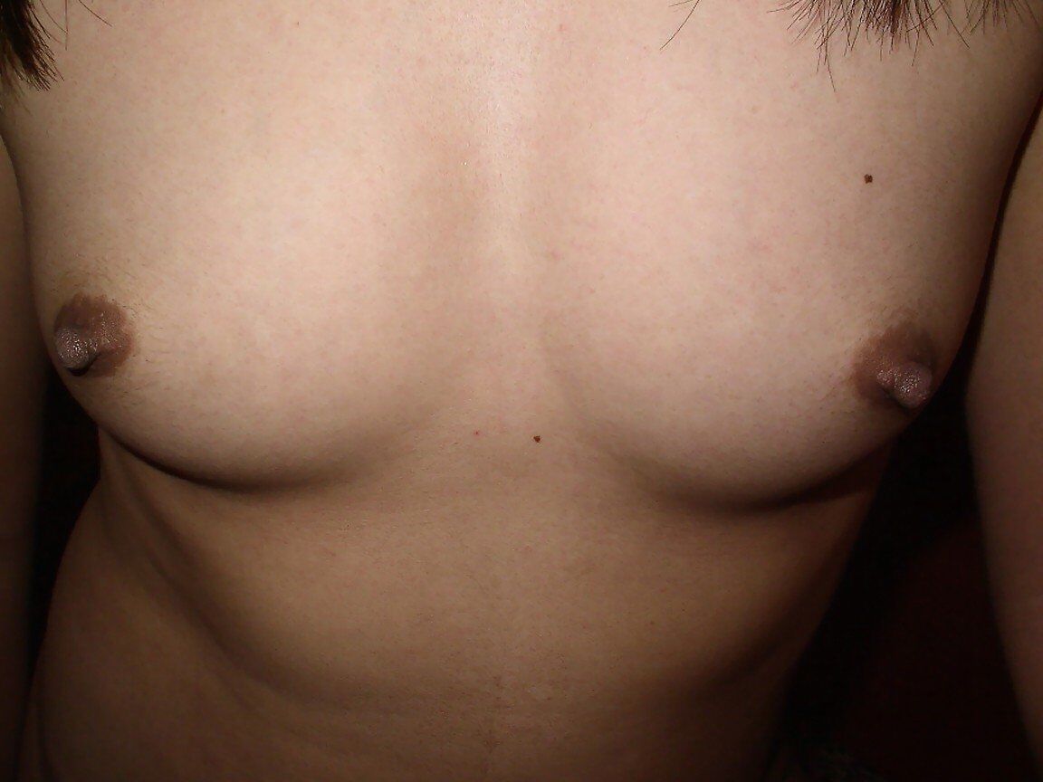 12P Uma jovem asiática separa os lábios vaginais de sua vagina apertada em um sofá