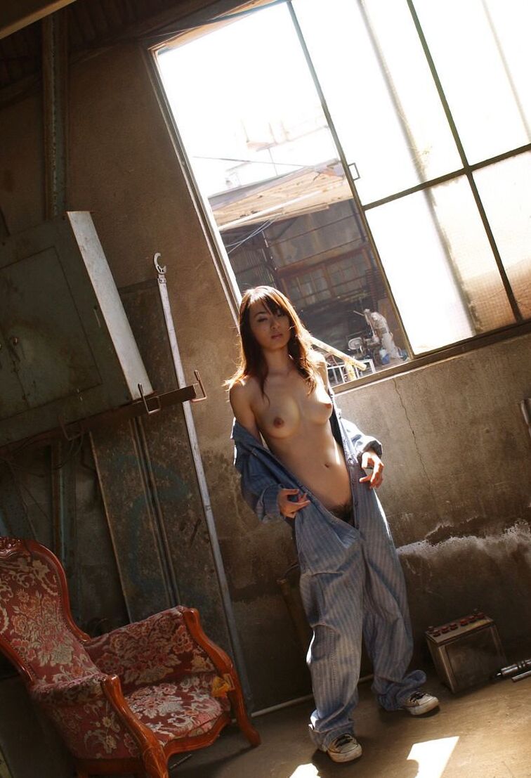 16P La caliente modelo japonesa Hikaru Koto hace excelentes poses en solitario desnuda y no desnuda