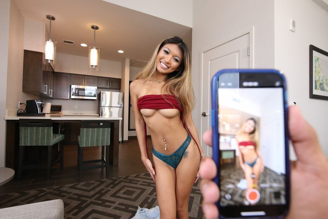 Die zierliche 12P-Asiatin Clara Trinity nimmt an Hardcore-POV-Sex mit einem Schwarzen teil