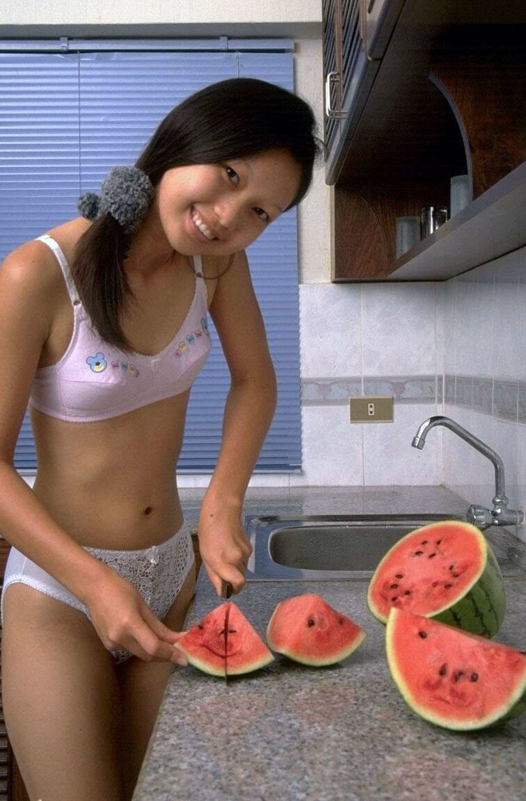 16P Une charmante adolescente asiatique enlève ses sous-vêtements en dentelle tout en mangeant une pastèque
