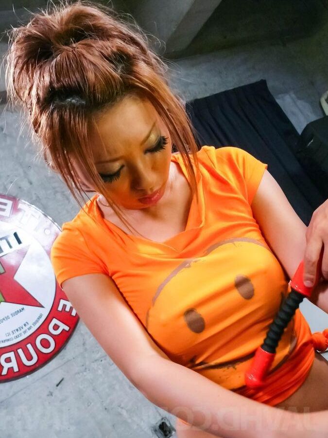 15P Hina Maeda Asiática fica com clitóris e latas grandes em camiseta sob vibrador
