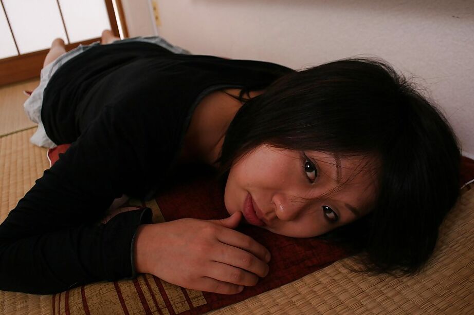 16P Asiática MILF Naomi Matubara se despindo e abrindo as pernas