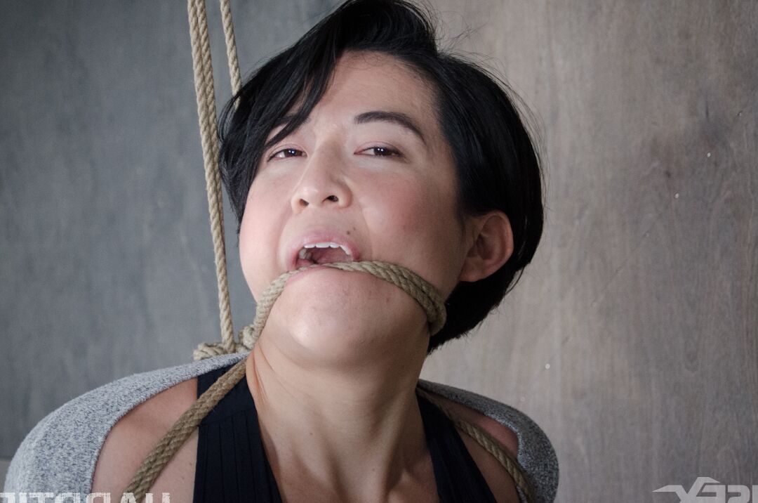 14P, la femme asiatique Mia Torro est ligotée avec des cordes et se masturbe contre sa volonté.