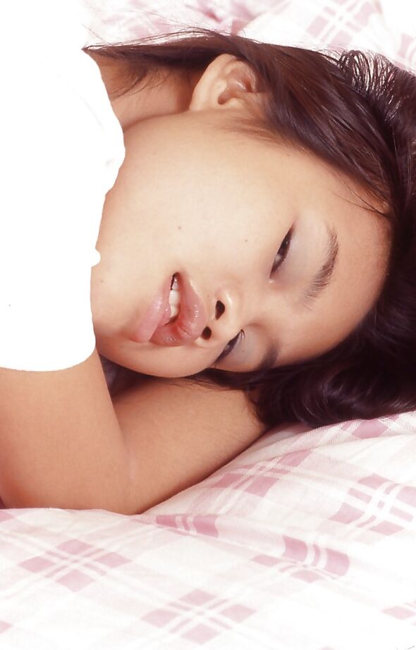 16P Douce jeune asiatique exhibant son corps maigre et jouant avec un gode