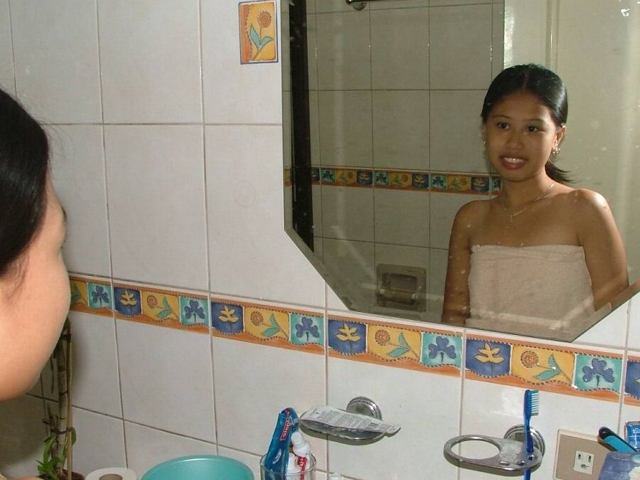 12P アジアの素人がシャワーで裸になった後トイレでおしっこする
