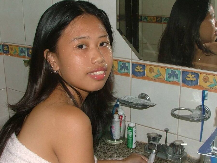 12P アジアの素人がシャワーで裸になった後トイレでおしっこする
