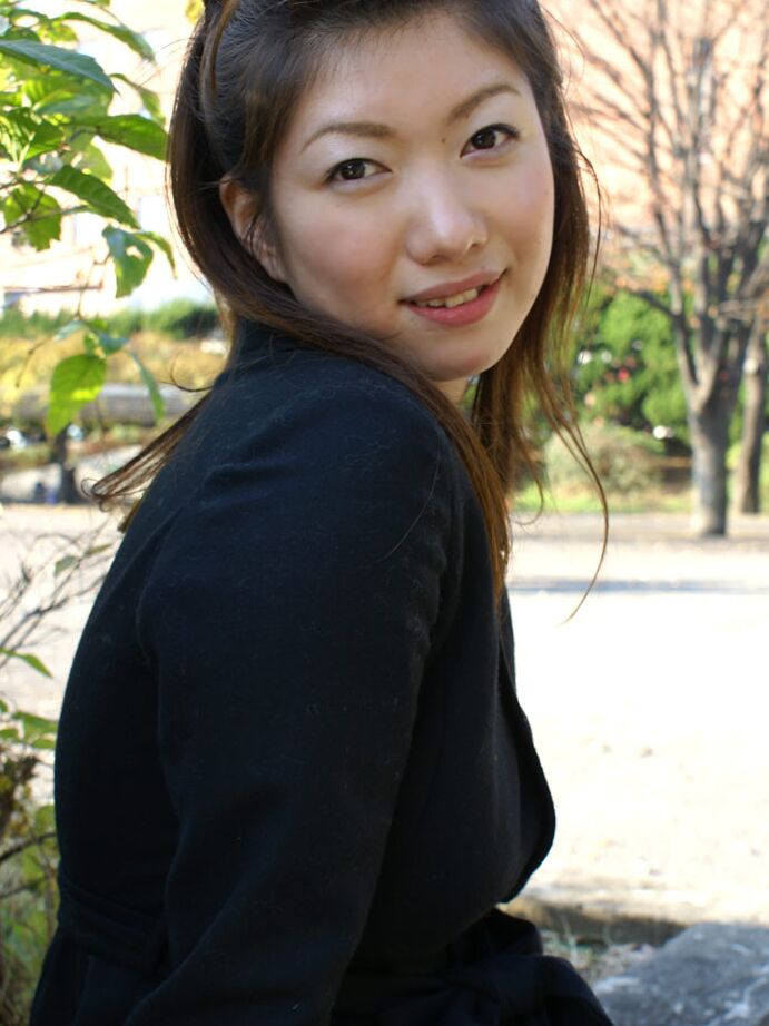 12P A linda mãe japonesa Nami Kimura lambe seus peitos empinados e espalha sua buceta peluda