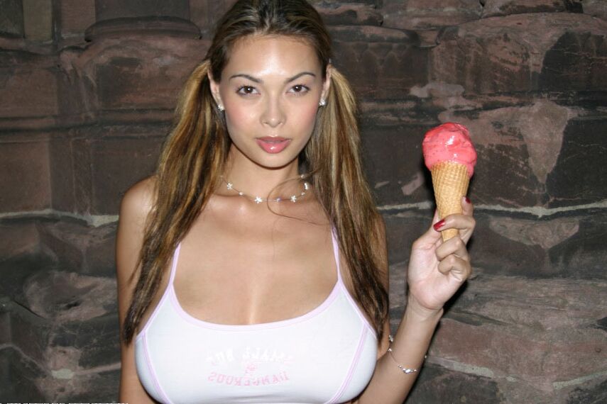 Die 16-jährige asiatische MILF Tera Patrick entblößt ihre großen Titten, bevor sie auf den Bürgersteig pinkelt