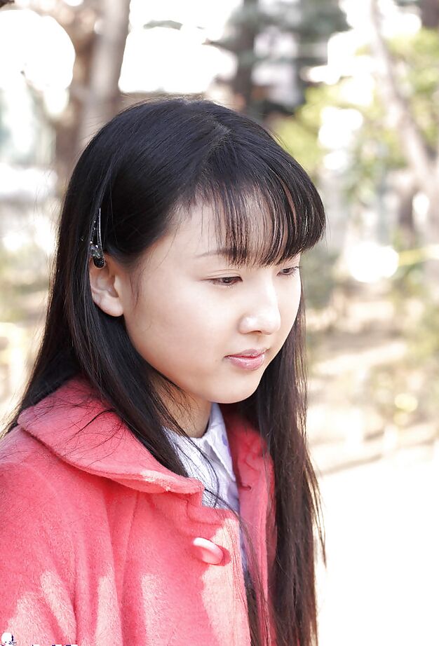 16P Lustvolles asiatisches Schulmädchen Youko Sasaoka schlüpft aus ihrer Uniform