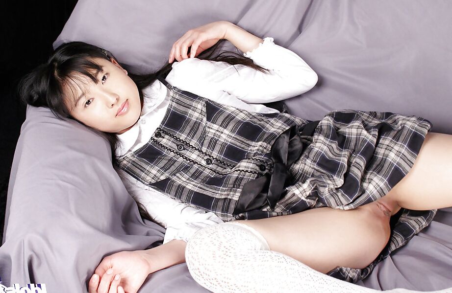 16P Lustvolles asiatisches Schulmädchen Youko Sasaoka schlüpft aus ihrer Uniform