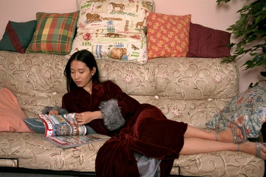Pauline, première asiatique asiatique de 16P, dévoile ses petits seins en se déshabillant pour poser nue.