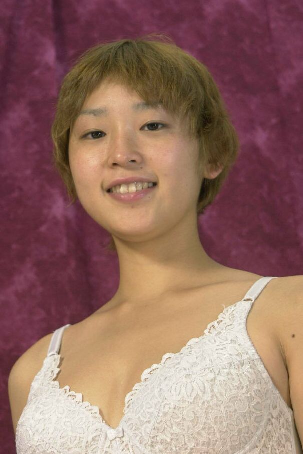 16P 短い髪のアジア人初タイマー Ai 裸の小さなおっぱいと毛深い茂み