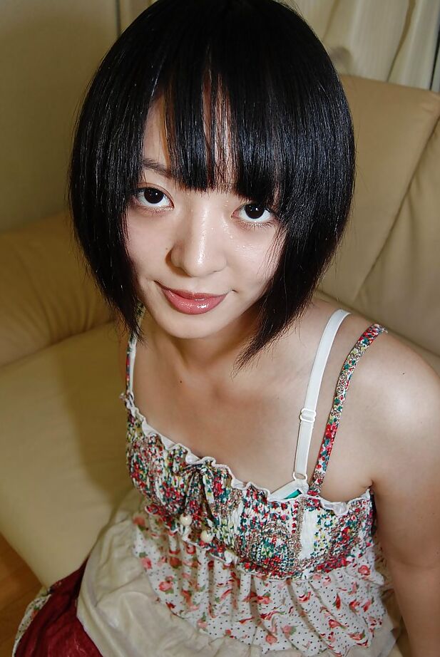 16P Haruka, jeune asiatique brune, écarte aussi les jambes et la chatte.
