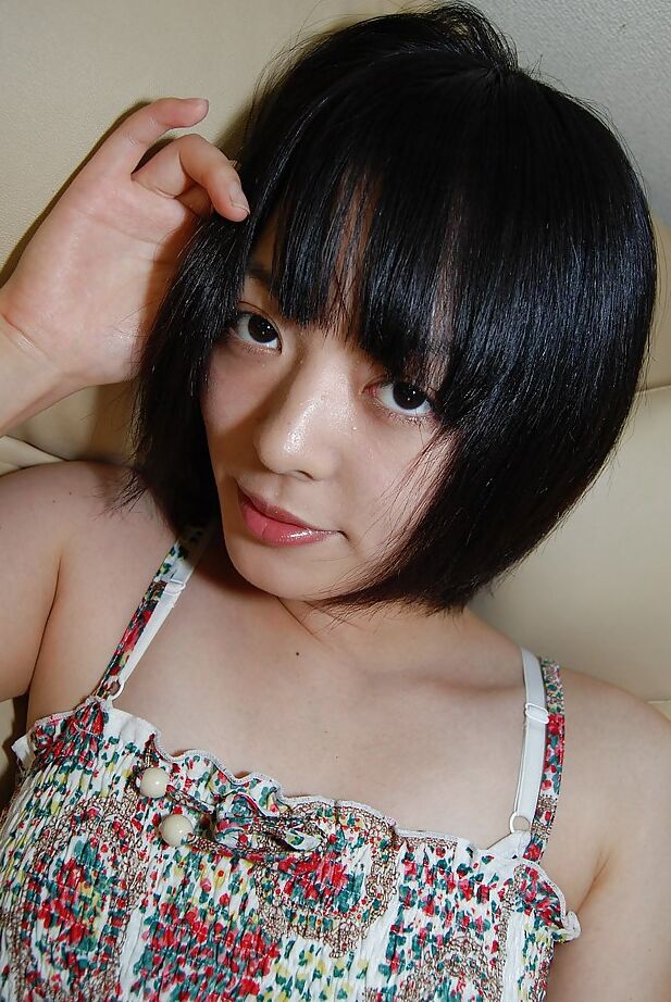 16P Haruka, jeune asiatique brune, écarte aussi les jambes et la chatte.