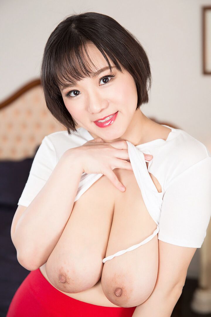 16P Mulher asiática gostosa Kaho Shibuya arranca a camisa para expor peitos grandes enormes