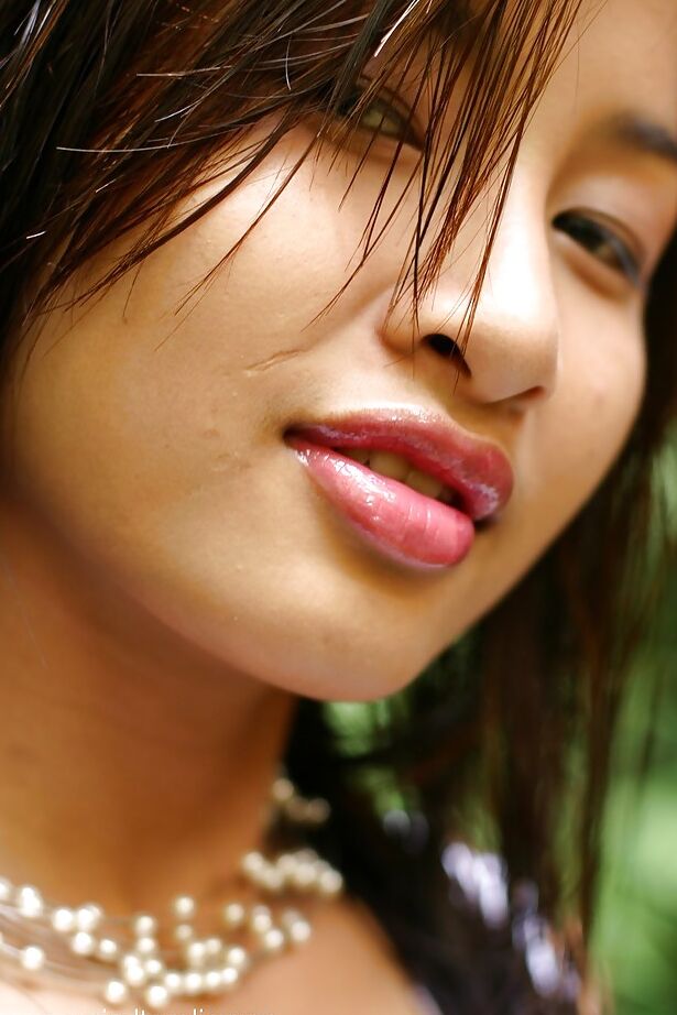 16P Asian babe com tesão se despindo ao ar livre e se masturbando sua buceta