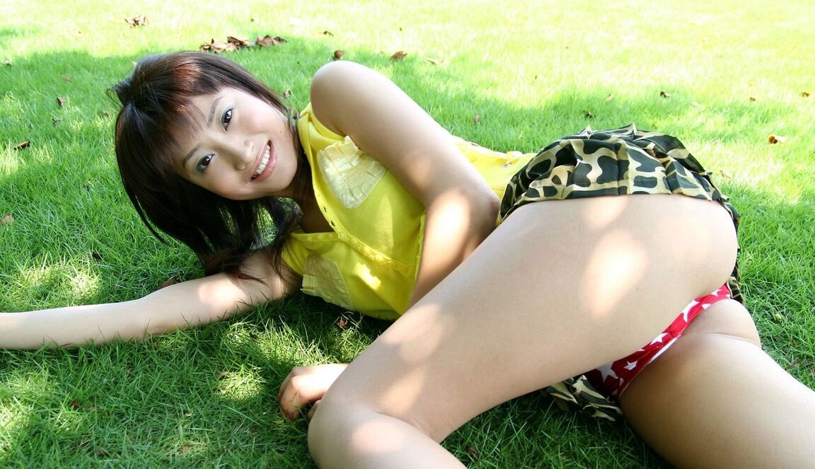 16P Das süße japanische Mädchen Ayumu Kase entblößt nach einer Upskirt-Aktion ihren Busch