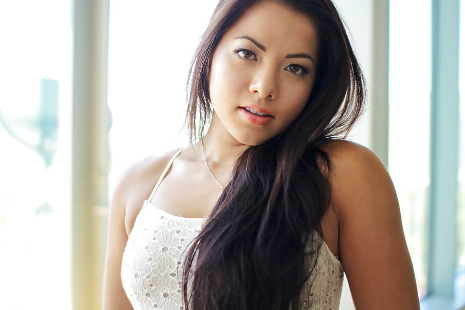 16P Das leckere asiatische Model Morgan Lee zieht ihren rasierten Biber aus und entblößt ihn