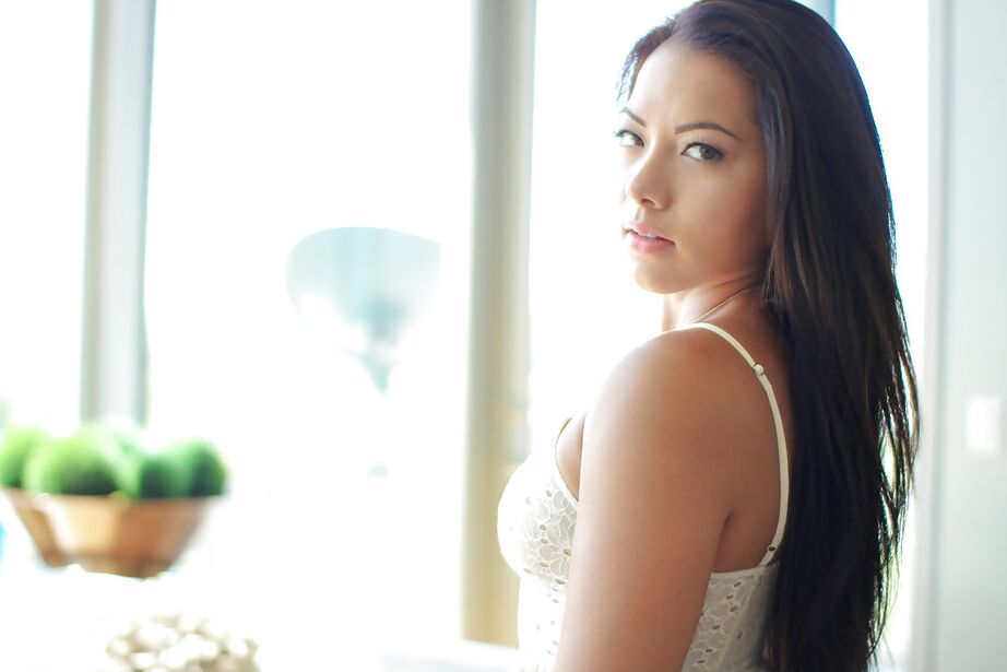 16P Das leckere asiatische Model Morgan Lee zieht ihren rasierten Biber aus und entblößt ihn