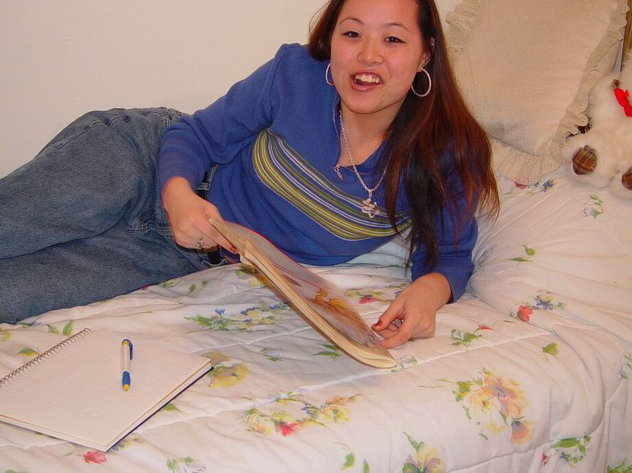 16P Garota chinesa com peitos pequenos está brincando com sua buceta sexy