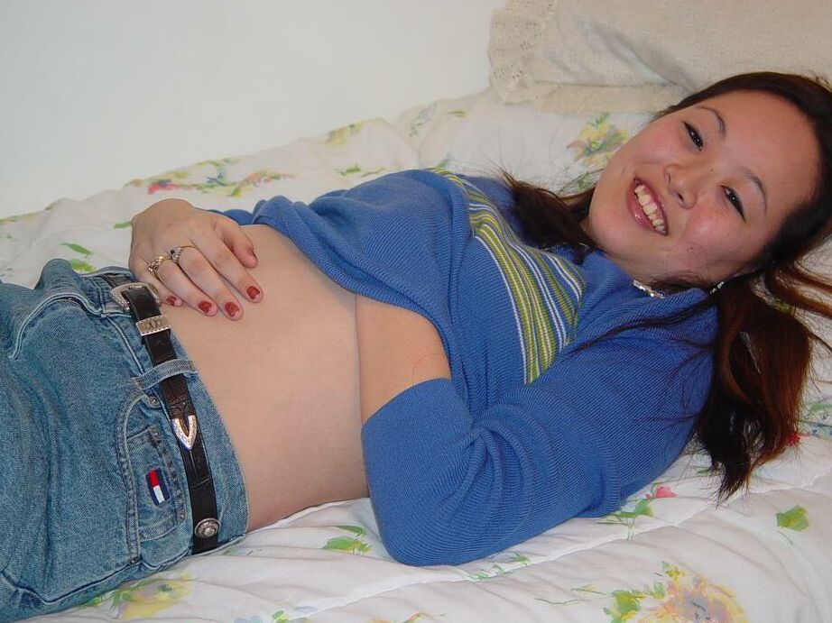 16P Garota chinesa com peitos pequenos está brincando com sua buceta sexy