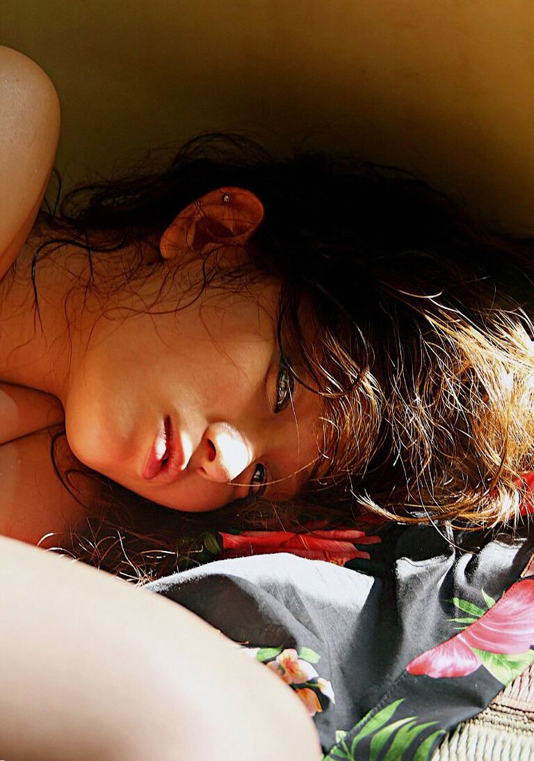 16P A adolescente japonesa Nao Yoshizaki faz ótimas poses solo onde quer que esteja