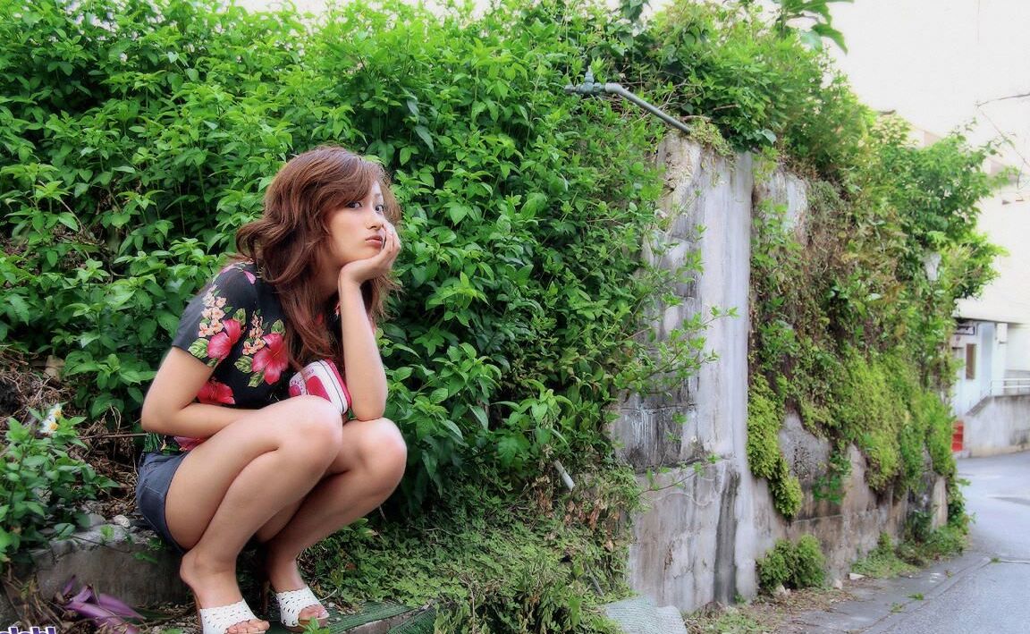 16P A adolescente japonesa Nao Yoshizaki faz ótimas poses solo onde quer que esteja