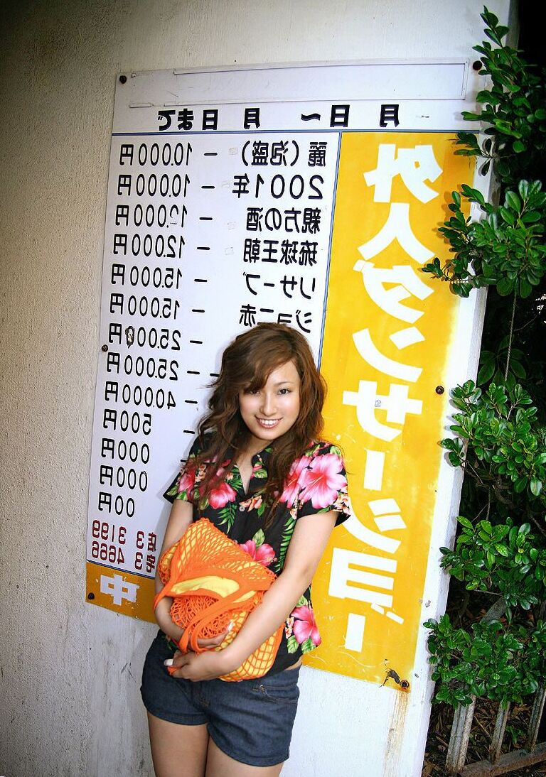 16P A adolescente japonesa Nao Yoshizaki faz ótimas poses solo onde quer que esteja
