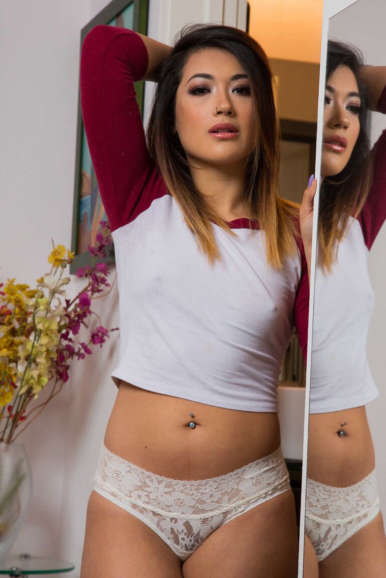 21P La jeune asiatique sexy Aubree Ice se déshabille sur le lit