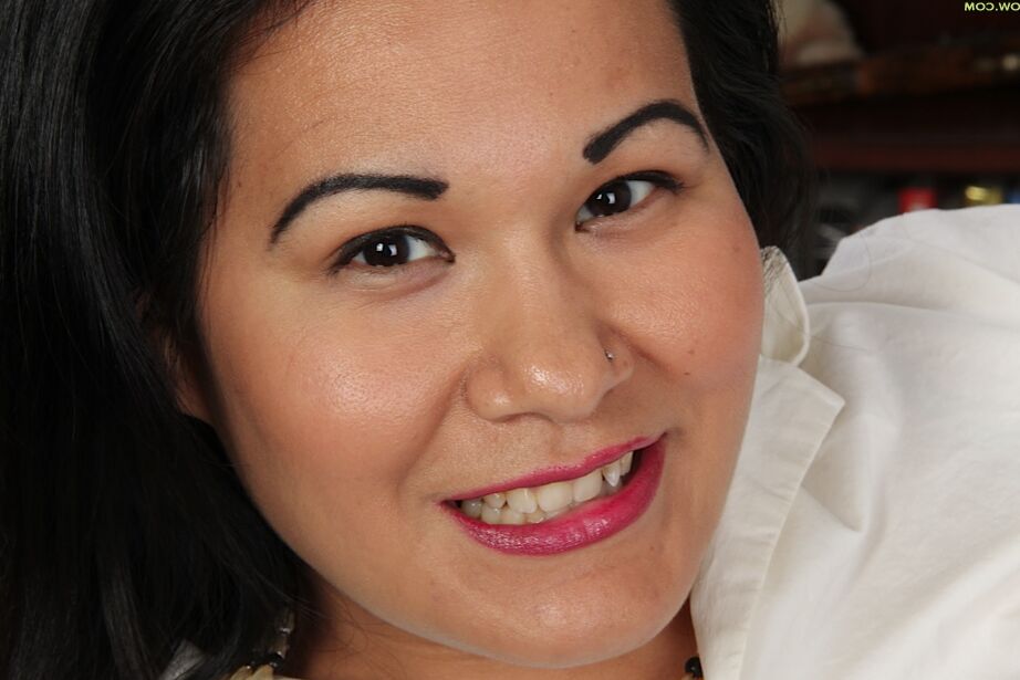16P La asiática Susie Jhonson se quita la lencería y se mete ese bonito coño
