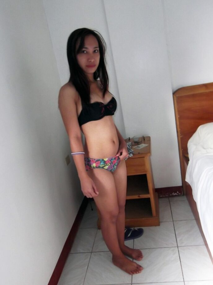 21P La petite Caren montre ses jolis seins naturels et pose nue dans une chambre d'hôtel.